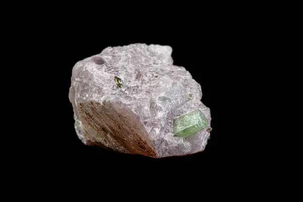 Macro pedra mineral pargasite no fundo preto — Fotografia de Stock
