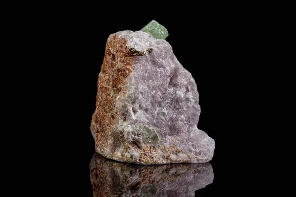 Makró ásványi kő pargasite fekete alapon — Stock Fotó