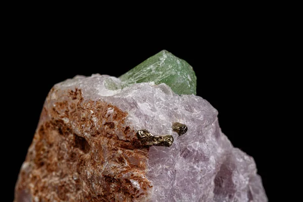 Makró ásványi kő pargasite fekete alapon — Stock Fotó