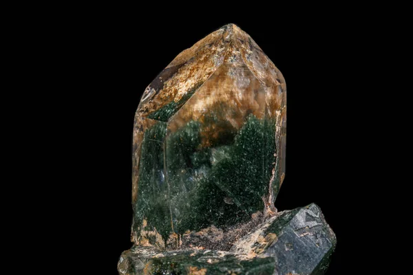 Makroaxinit-Mineralstein auf schwarzem Hintergrund — Stockfoto