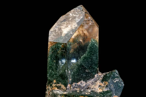 Makro Kamień mineralny Axinite na czarnym tle — Zdjęcie stockowe