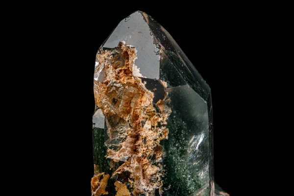 Siyah zemin üzerinde makro Axinite mineral taşı — Stok fotoğraf