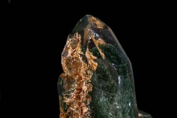 Makro Axinit minerální kámen na černém pozadí — Stock fotografie