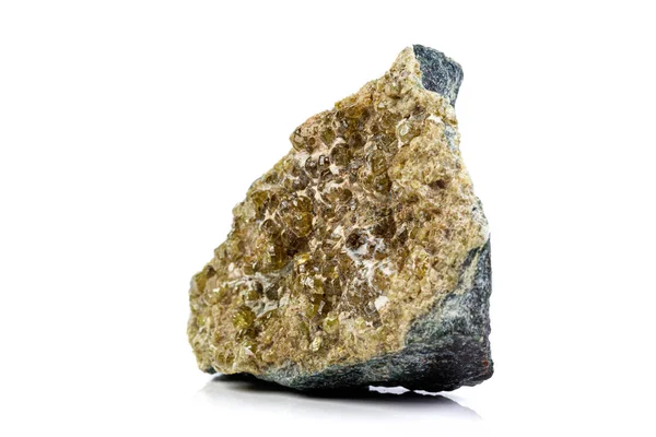 Makro kamień mineralny grossular na białym tle — Zdjęcie stockowe