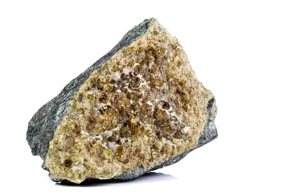 Beyaz arkaplanda makro mineral taşı grossular — Stok fotoğraf