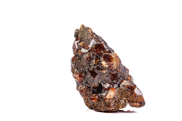 Makro mineral granat sten på en vit bakgrund — Stockfoto