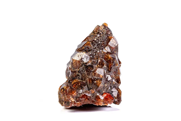 Makro mineral granat sten på en vit bakgrund — Stockfoto