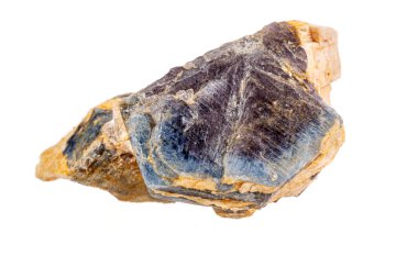 Beyaz arka planda makro mineral taş safir.