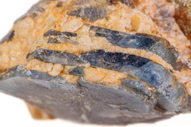 Beyaz arka planda makro mineral taş safir.