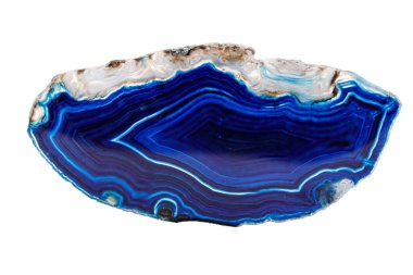 beyaz arkaplanda makro mineral taşı