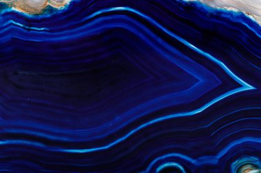 beyaz arkaplanda makro mineral taşı