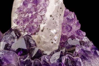 Kalsit siyah zeminli makro mineral ametist taşı