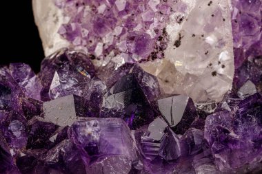 Kalsit siyah zeminli makro mineral ametist taşı