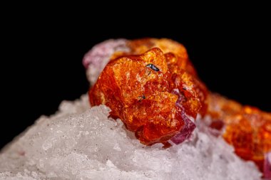 makro mineral taşları siyah arka plan