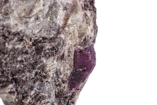 Makro minerální kámen rubín na bílém pozadí — Stock fotografie