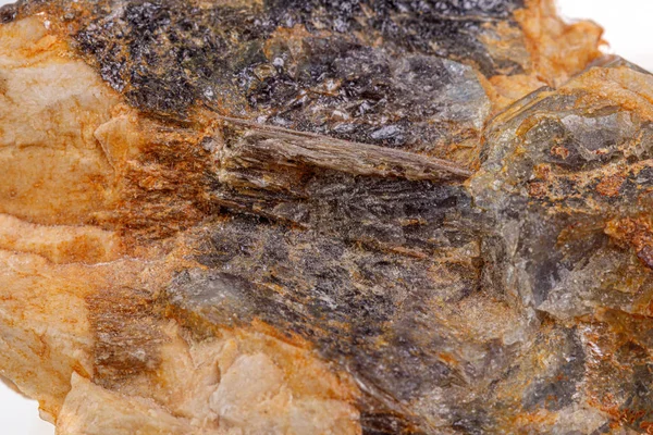 Zafiro piedra mineral macro sobre un fondo blanco — Foto de Stock