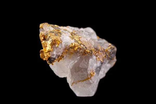 Μακροεντολή ορυκτό πέτρα χρυσό στο βράχο σε μαύρο φόντο — Φωτογραφία Αρχείου