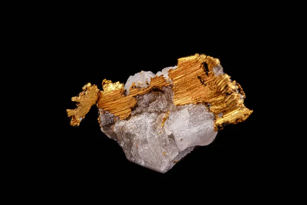 Makro mineral sten guld i berget på en svart bakgrund — Stockfoto