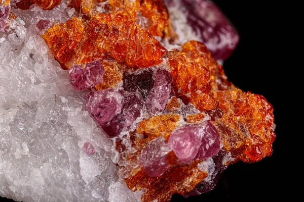 Makro minerální kámen spinel černé pozadí — Stock fotografie