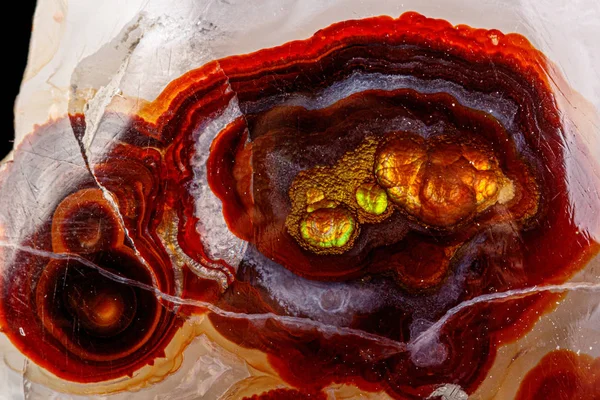 Макро-мінеральний камінь вогонь агат на чорному тлі — стокове фото