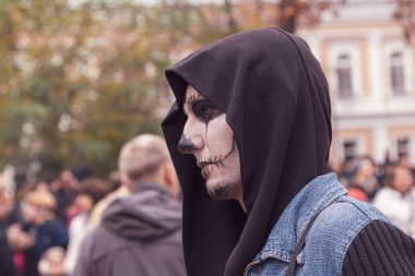 Kyiv, Ukrayna - 26 Ekim 2019: Korkunç bir zombi portresi 