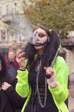 Kyiv, Ukrayna - 26 Ekim 2019: Korkunç bir zombi portresi 