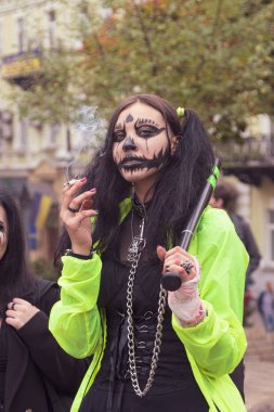 Kyiv, Ukrayna - 26 Ekim 2019: Korkunç bir zombi portresi 
