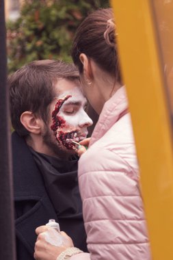 Kyiv, Ukrayna - 26 Ekim 2019: Korkunç bir zombi portresi 