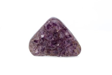 Beyaz arka plan üzerinde makro taş mineral ametisti