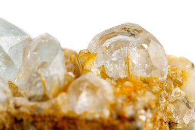Beyaz arka planda galenalı makro taş mineral kuvars.