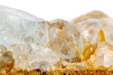 Beyaz arka planda galenalı makro taş mineral kuvars.