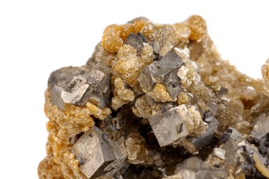 Beyaz arka planda büyük taş minerali Arsenopyrite