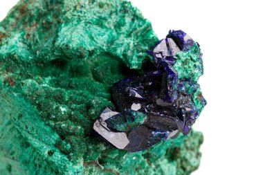Beyaz arka planda malakitli makro taş mineral azurit.