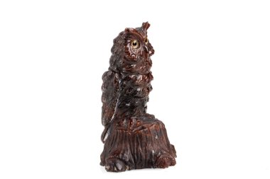 Obsidian 'dan beyaz arka planda, makro taş mineral baykuşu.