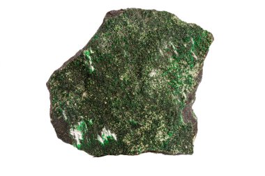 Beyaz arka planda makro taş mineral uvarovite