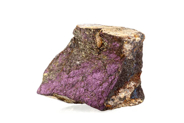Makro Kámen Minerál Purpurit Bílém Pozadí Zblízka — Stock fotografie