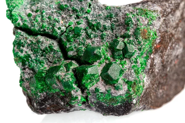 Makrokamienny Minerał Uwarowit Białym Tle Zbliżenie — Zdjęcie stockowe