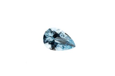 Makro taş mineral kaplı beyaz arka planda akuamarin.