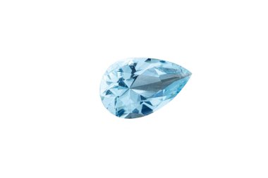 Makro taş mineral kaplı beyaz arka planda akuamarin.