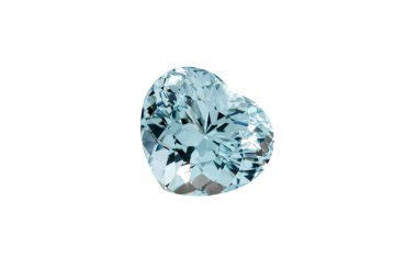 Makro taş mineral kaplı beyaz arka planda akuamarin.