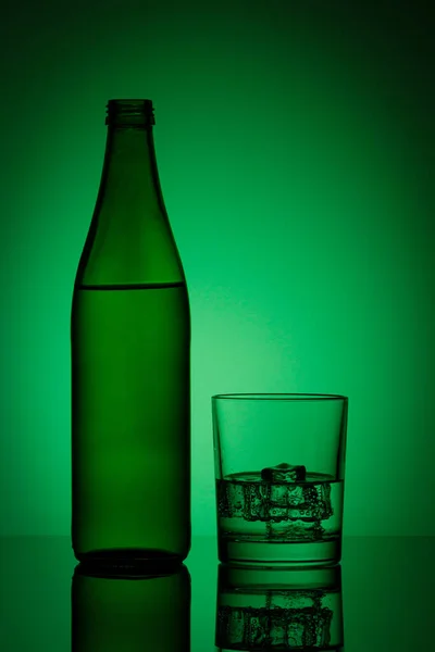 Mooie Fles Met Water Glas Met Ijs Water Een Groene — Stockfoto