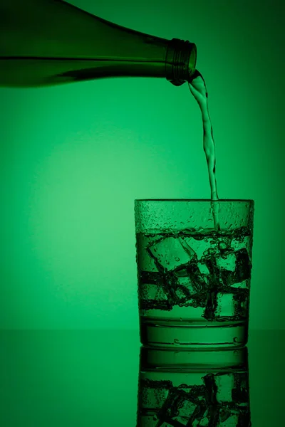 Красивая Бутылка Водой Стекло Льдом Водой Зеленом Фоне Вблизи — стоковое фото