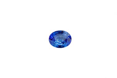 Beyaz arka planda, makro mineral işlemeli safir taşı.