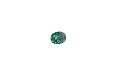 Beyaz arka planda Sapphire minerali