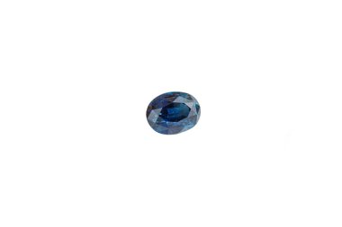 Beyaz arka planda Sapphire minerali