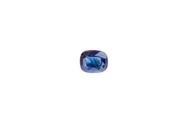 Beyaz arka planda Sapphire minerali