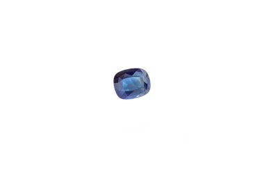 Beyaz arka planda Sapphire minerali