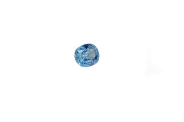 Beyaz arka planda Sapphire minerali