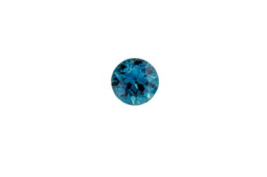 Beyaz arka planda Sapphire minerali