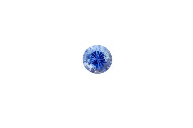Beyaz arka planda Sapphire minerali